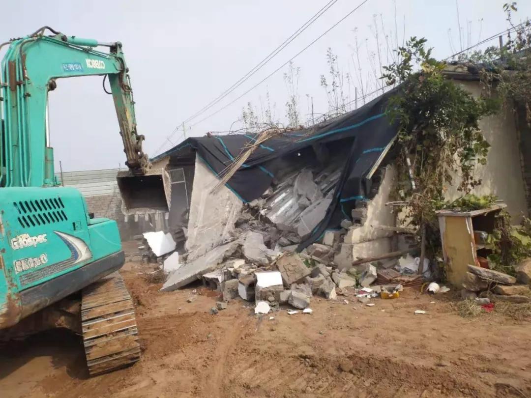 臨沂又一批違法建設(shè)被依法拆除，挖掘機都用上了