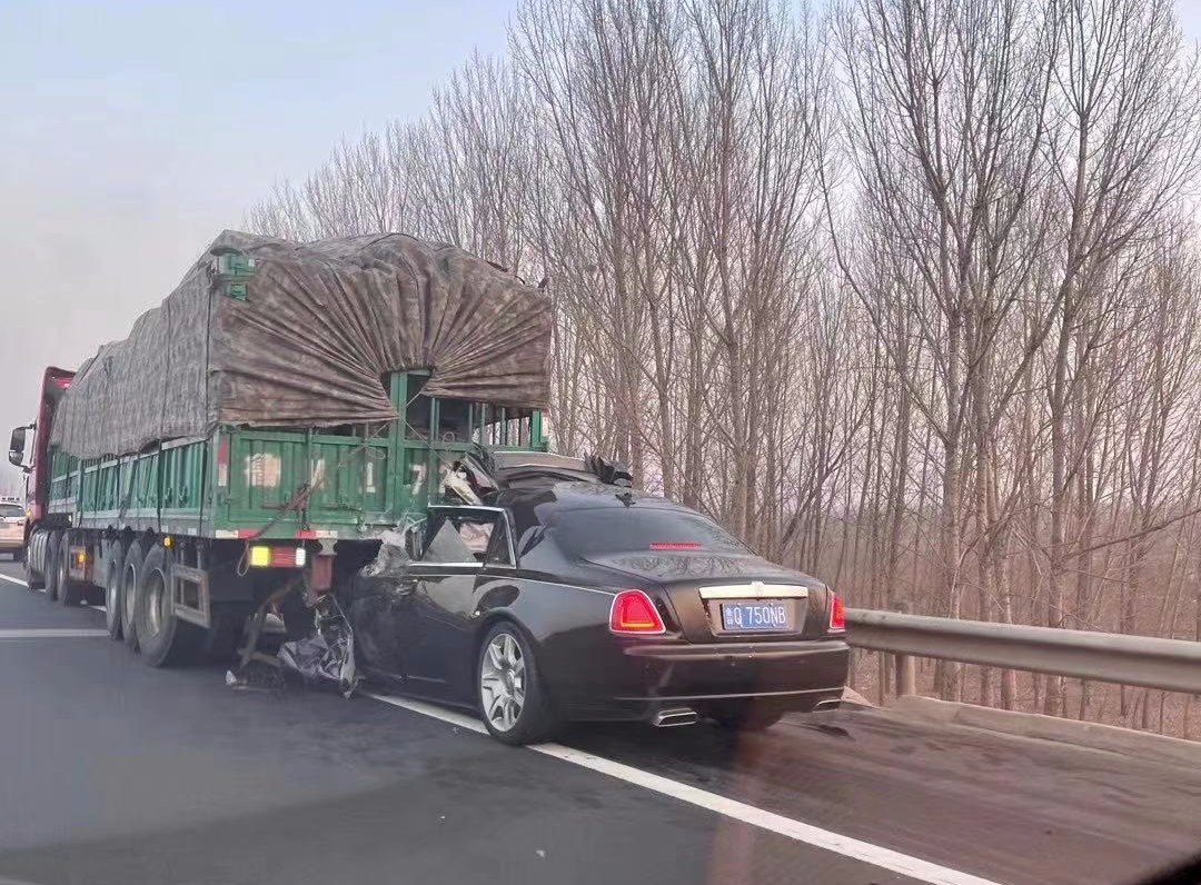 臨沂一輛接親的勞斯萊斯追尾大貨車 司機(jī)當(dāng)場死亡