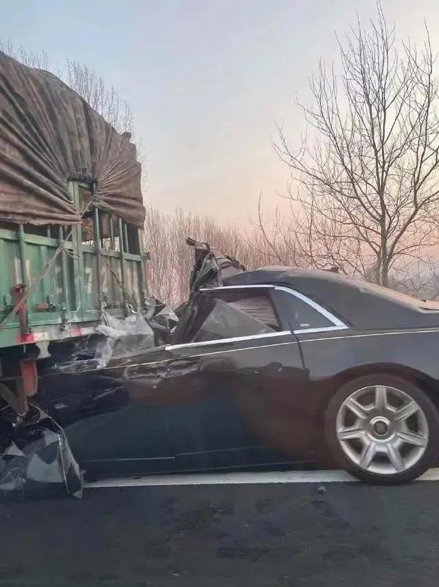 臨沂一輛接親的勞斯萊斯追尾大貨車 司機(jī)當(dāng)場死亡