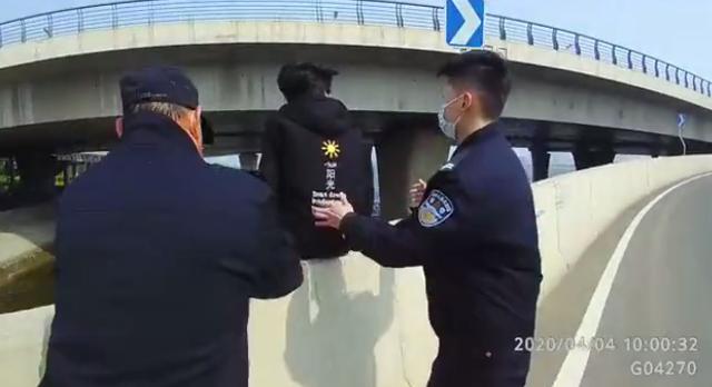 臨沂沂河橋現(xiàn)驚險(xiǎn)一幕！男子沖動(dòng)欲跳河輕生！