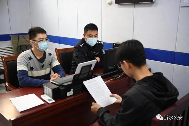 囂張至極！臨沂這幾個00后當街追砸汽車！