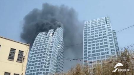 突發(fā)！臨沂羅莊一建筑樓頂著火 現(xiàn)場黑煙滾滾！消防發(fā)布警情通報(bào)