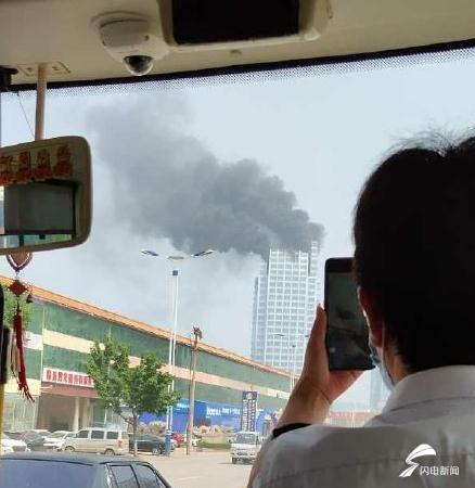 突發(fā)！臨沂羅莊一建筑樓頂著火 現(xiàn)場黑煙滾滾！消防發(fā)布警情通報(bào)