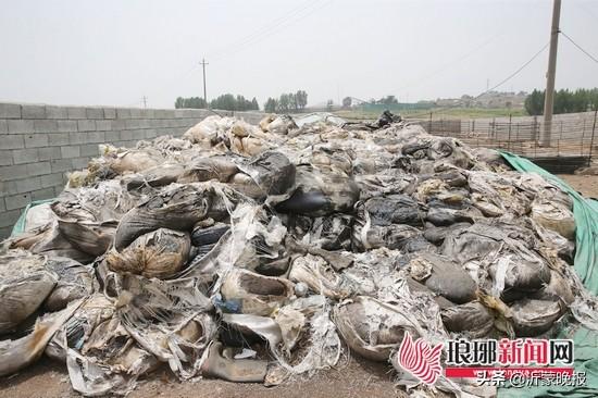 挖坑掩埋150余噸危險(xiǎn)廢物！臨沂這四人被刑拘了