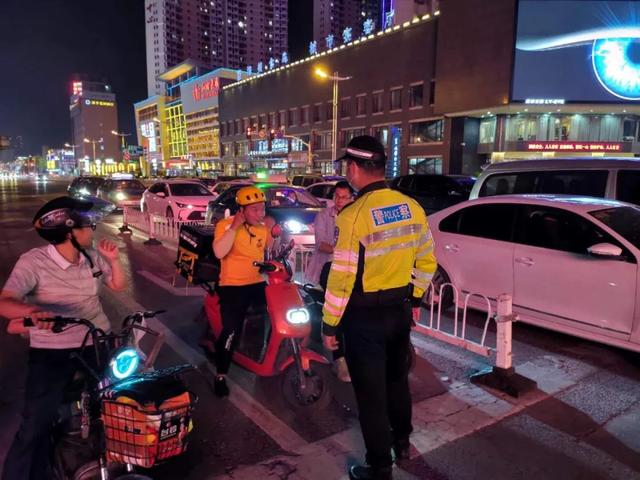 守護“一盔一帶”、助力地攤經(jīng)濟：臨沂公安交警強化夜間巡防促創(chuàng)城