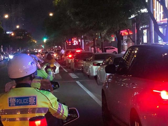 守護“一盔一帶”、助力地攤經(jīng)濟：臨沂公安交警強化夜間巡防促創(chuàng)城