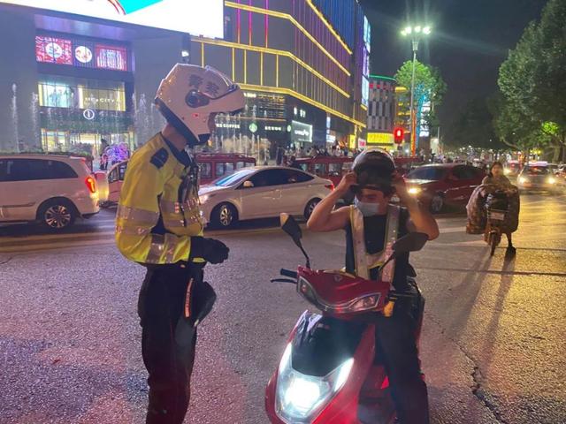 守護“一盔一帶”、助力地攤經(jīng)濟：臨沂公安交警強化夜間巡防促創(chuàng)城
