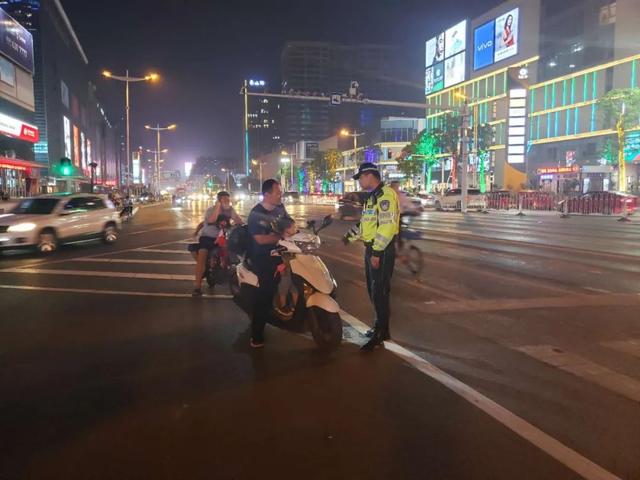 守護“一盔一帶”、助力地攤經(jīng)濟：臨沂公安交警強化夜間巡防促創(chuàng)城