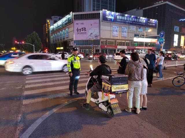 守護“一盔一帶”、助力地攤經(jīng)濟：臨沂公安交警強化夜間巡防促創(chuàng)城
