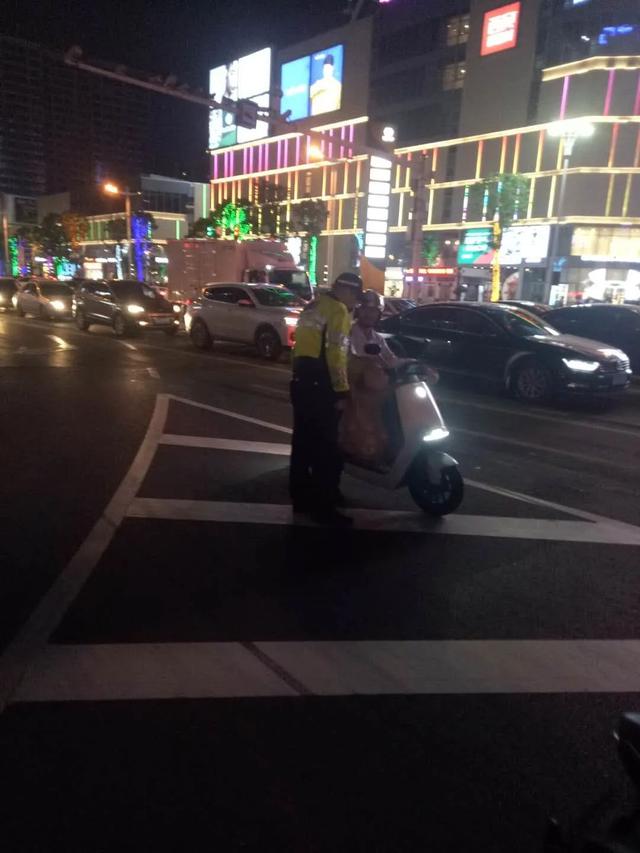 守護“一盔一帶”、助力地攤經(jīng)濟：臨沂公安交警強化夜間巡防促創(chuàng)城
