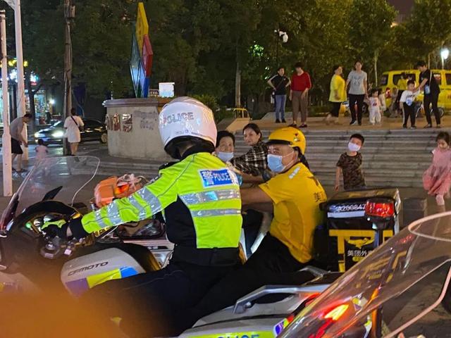 守護“一盔一帶”、助力地攤經(jīng)濟：臨沂公安交警強化夜間巡防促創(chuàng)城