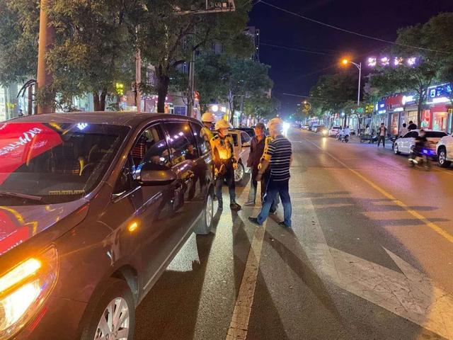 守護“一盔一帶”、助力地攤經(jīng)濟：臨沂公安交警強化夜間巡防促創(chuàng)城