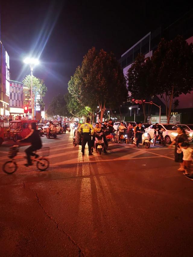 守護“一盔一帶”、助力地攤經(jīng)濟：臨沂公安交警強化夜間巡防促創(chuàng)城