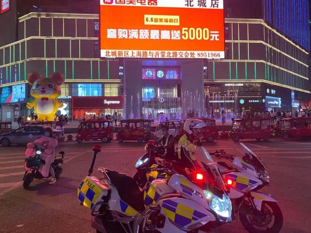 守護“一盔一帶”、助力地攤經(jīng)濟：臨沂公安交警強化夜間巡防促創(chuàng)城