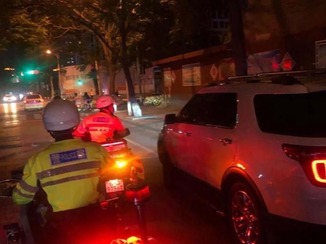 守護“一盔一帶”、助力地攤經(jīng)濟：臨沂公安交警強化夜間巡防促創(chuàng)城