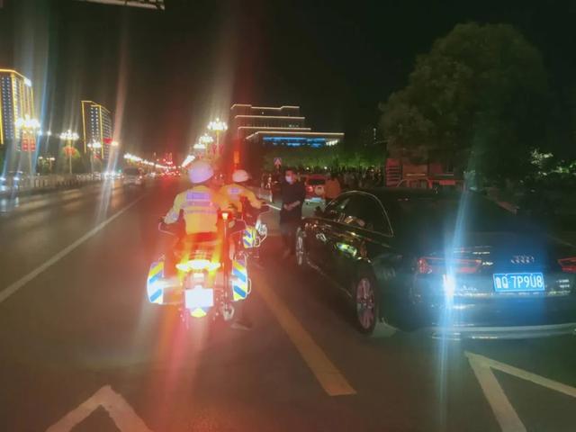 守護“一盔一帶”、助力地攤經(jīng)濟：臨沂公安交警強化夜間巡防促創(chuàng)城