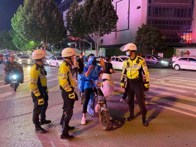 守護“一盔一帶”、助力地攤經(jīng)濟：臨沂公安交警強化夜間巡防促創(chuàng)城