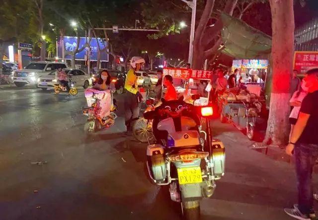 守護“一盔一帶”、助力地攤經(jīng)濟：臨沂公安交警強化夜間巡防促創(chuàng)城
