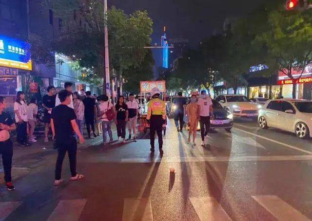 守護“一盔一帶”、助力地攤經(jīng)濟：臨沂公安交警強化夜間巡防促創(chuàng)城