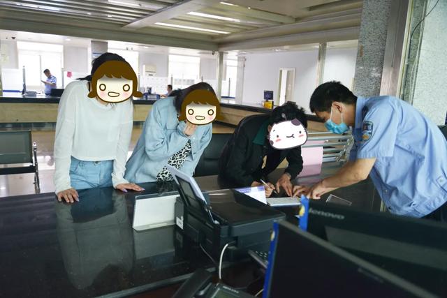 臨沂倆00后女孩坐車(chē)頂“兜風(fēng)”??！豈能拿生命當(dāng)兒戲