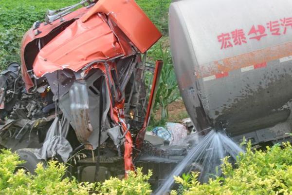 驚險(xiǎn)！33噸柴油罐車追尾泄漏，臨沂消防緊急救援