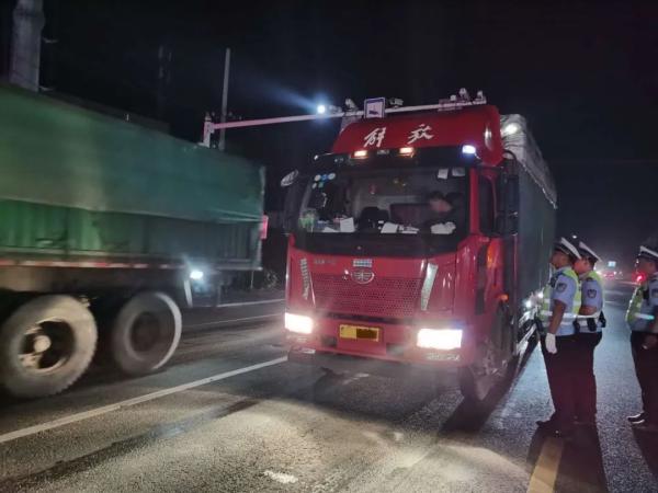 異地用警，交叉執(zhí)法！臨沂公安交警重拳整治貨運(yùn)車輛交通違法