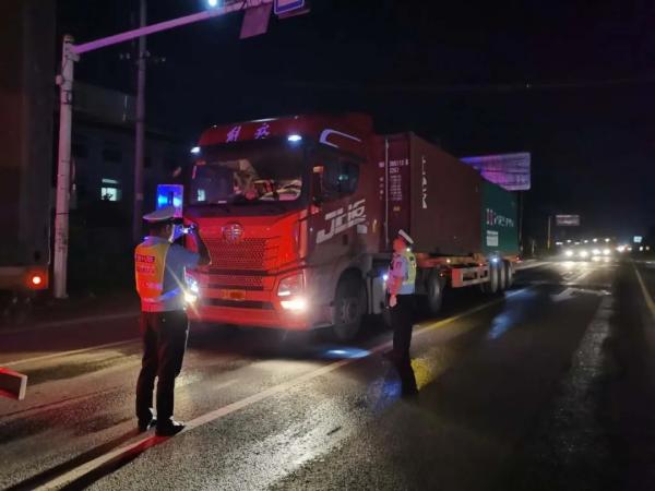 異地用警，交叉執(zhí)法！臨沂公安交警重拳整治貨運(yùn)車輛交通違法