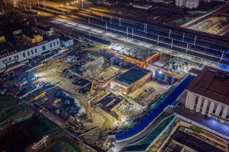 下穿兗石鐵路立交橋頂進(jìn)完成，臨沂市沂蒙路南北貫通