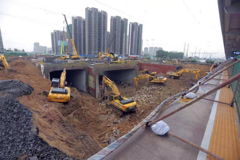 下穿兗石鐵路立交橋頂進(jìn)完成，臨沂市沂蒙路南北貫通