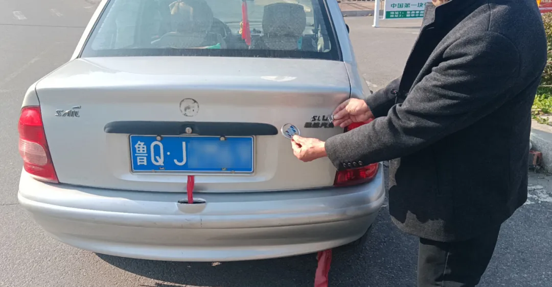臨沂一小區(qū)48個車標不翼而飛，背后竟是他們……