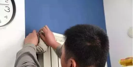 暖氣沒(méi)放氣，開(kāi)一天一夜也不會(huì)熱！手把手教你給暖氣放氣，熱得快