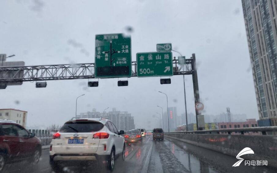 雨雪天氣來(lái)襲！臨沂交警提醒市民積雪路段請(qǐng)減慢車速