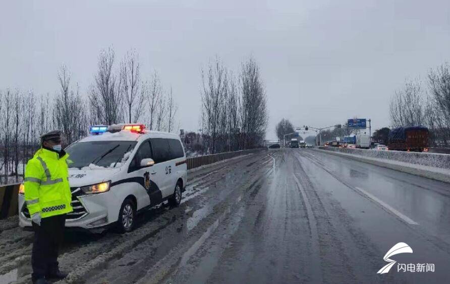 雨雪天氣來(lái)襲！臨沂交警提醒市民積雪路段請(qǐng)減慢車速