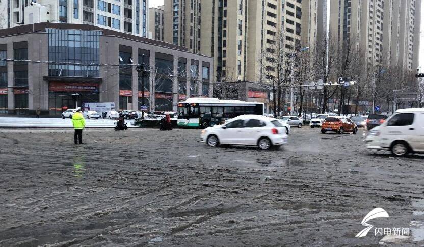 雨雪天氣來(lái)襲！臨沂交警提醒市民積雪路段請(qǐng)減慢車速