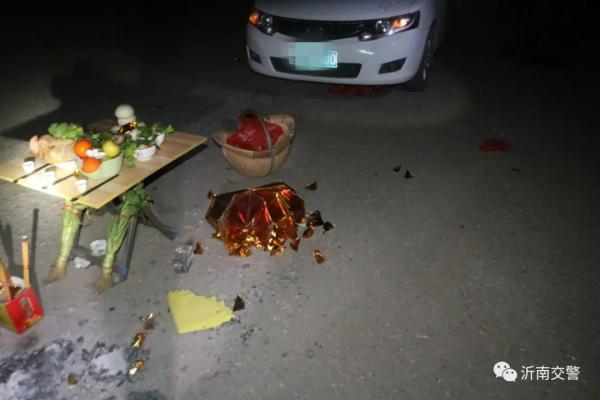臨沂有人路邊“祭車(chē)”，直接引發(fā)車(chē)禍！