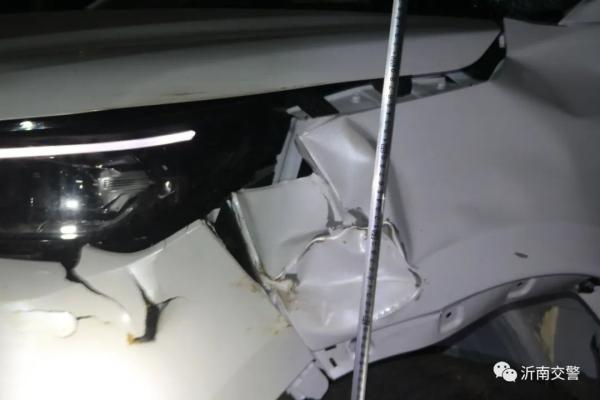 臨沂有人路邊“祭車(chē)”，直接引發(fā)車(chē)禍！
