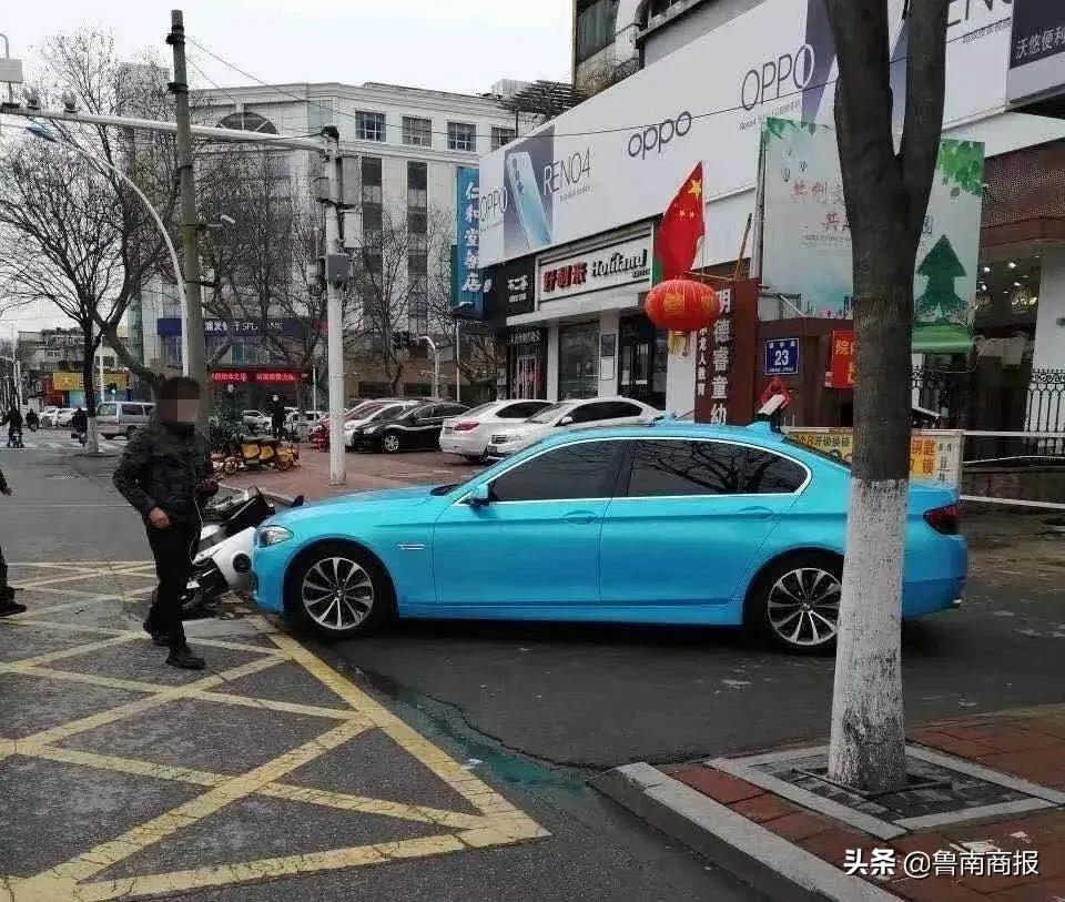 別為了趕時間丟了安全這根弦！臨沂街頭，外賣小哥逆向行駛，結(jié)果與一轎車撞了！