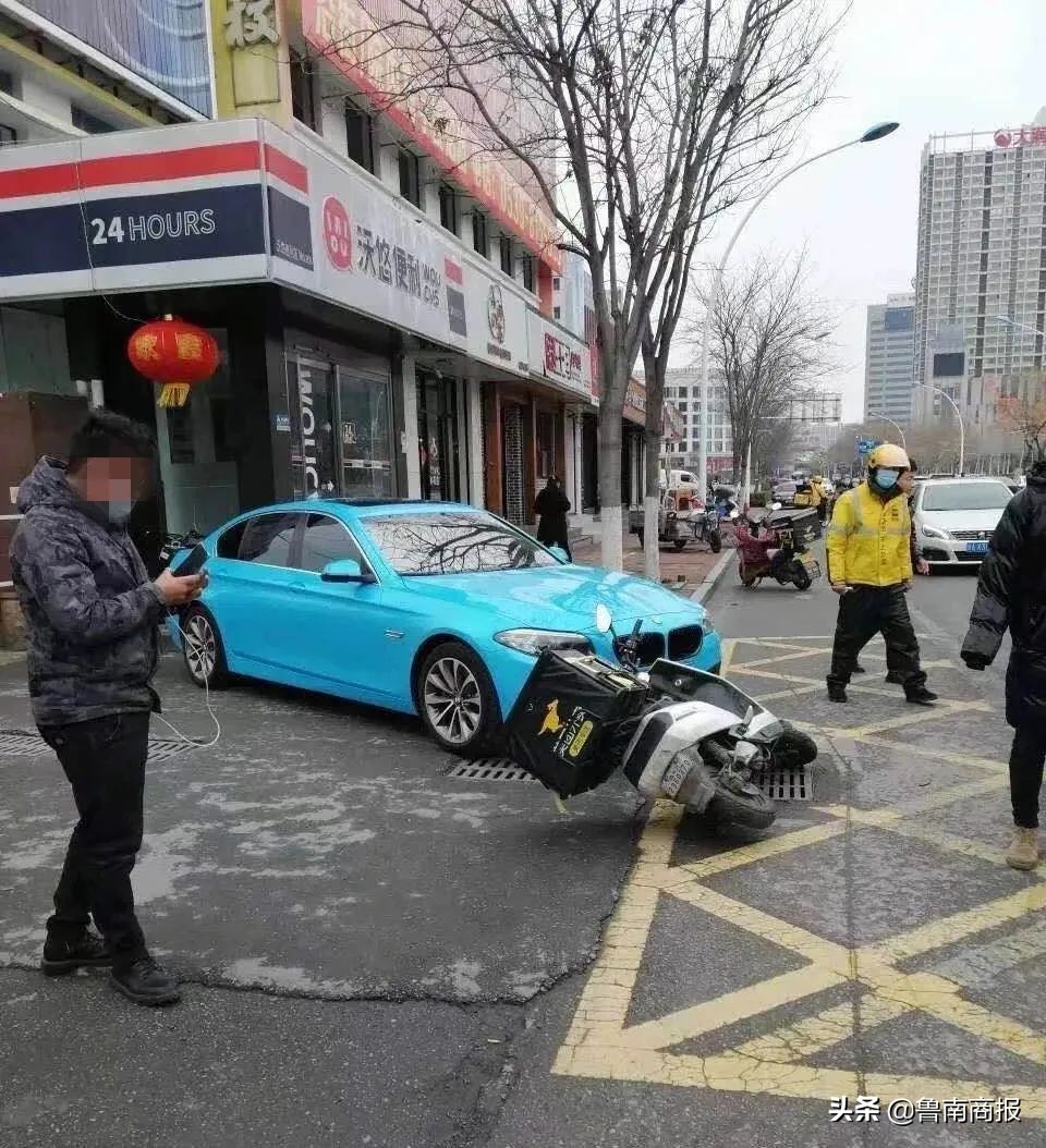 別為了趕時間丟了安全這根弦！臨沂街頭，外賣小哥逆向行駛，結(jié)果與一轎車撞了！