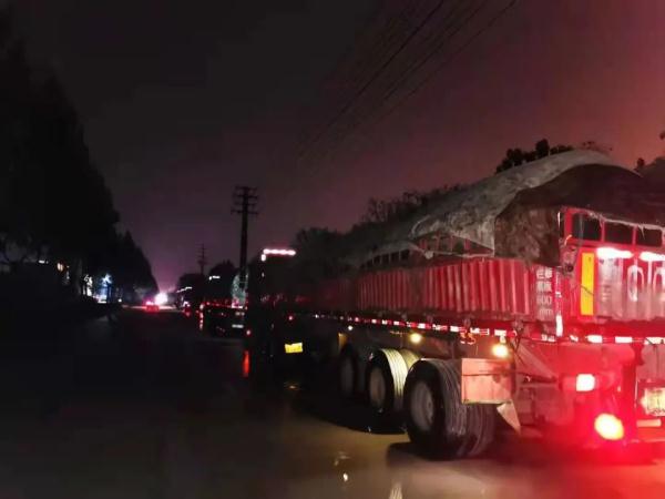臨沂多輛貨車超載被查，多載的是“禍”不是貨
