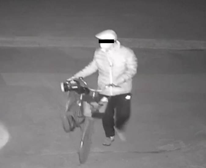 28秒｜抓住了！臨沂河?xùn)|一老漢騎自行車入室盜竊現(xiàn)金6000余元、電動車1輛