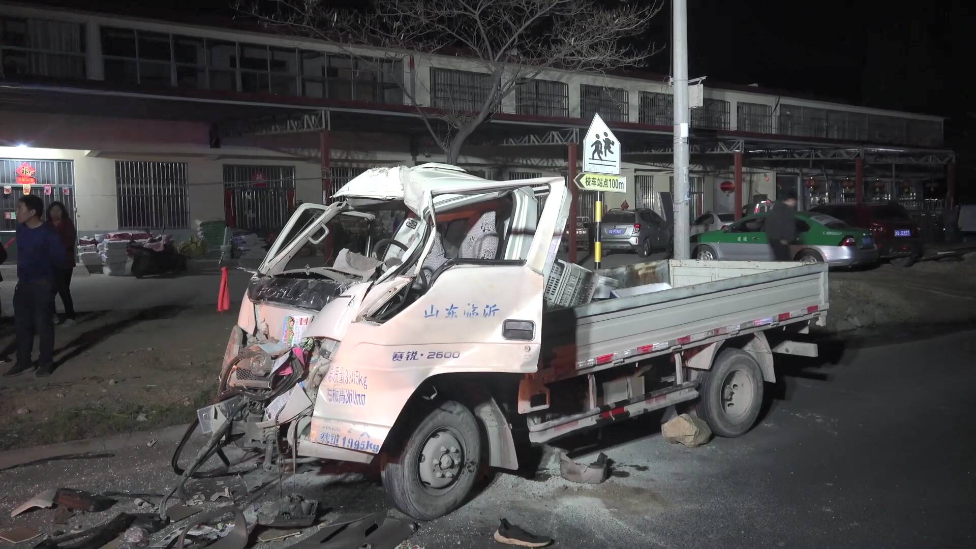50秒｜夜間行車一定要謹慎慢行！臨沂兩車追尾 駕駛室嚴重變形 一名司機被困
