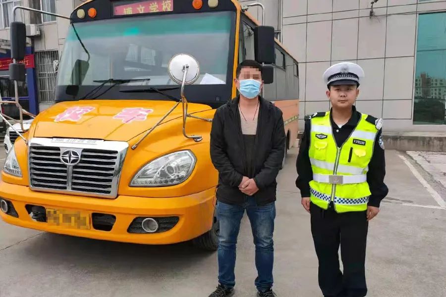臨沂公安交警嚴(yán)查非法校車！