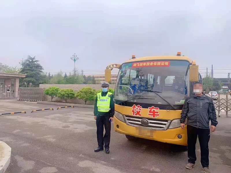 臨沂公安交警嚴(yán)查非法校車！