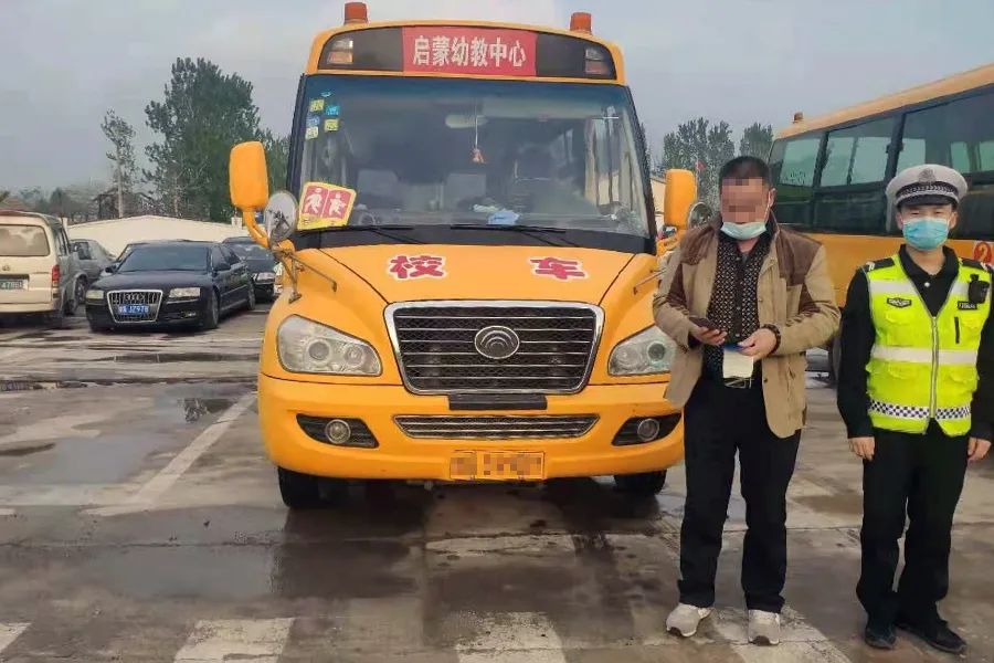 臨沂公安交警嚴(yán)查非法校車！
