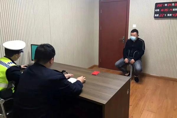 膽真大！臨沂一男子拿了C1駕駛證就敢開校車！