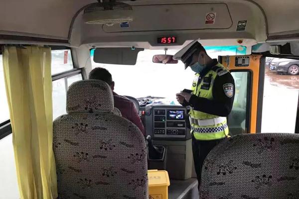 膽真大！臨沂一男子拿了C1駕駛證就敢開校車！