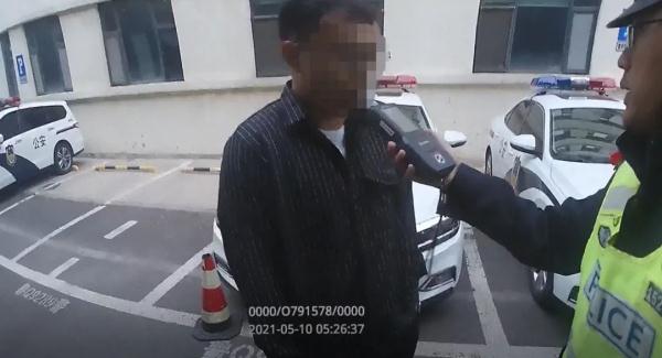 臨沂一司機(jī)酒后開車犯迷糊，路上停車睡著了