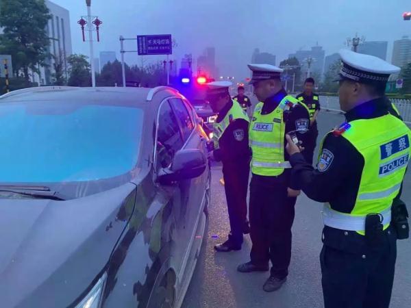 臨沂一司機(jī)酒后開車犯迷糊，路上停車睡著了