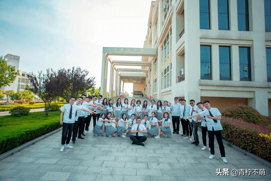 臨沂大學(xué)畢業(yè)照，匆匆四年，來時紅臉，別是紅眼