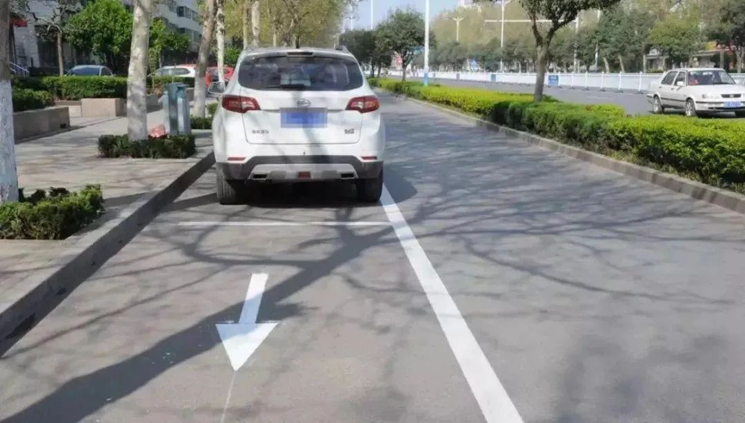 【駕駛人必看】據說90%司機都不知道！停在車位內沒壓線也被記了3分？